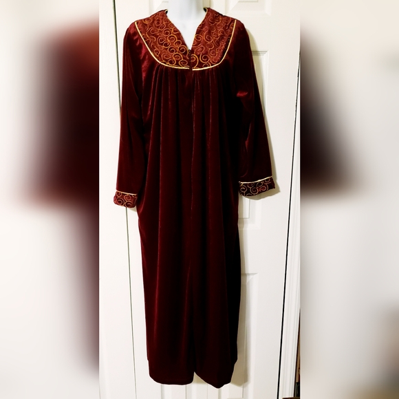 Cw Classics Other - Zip Front Robe Red Velour S